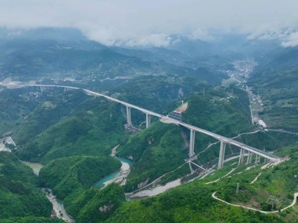 城开高速鸡鸣至谭家段6月底通车，届时全市高速公路实现全覆盖
