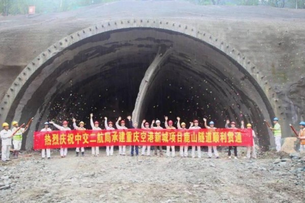 鹿山隧道双线贯通，有望年底通车